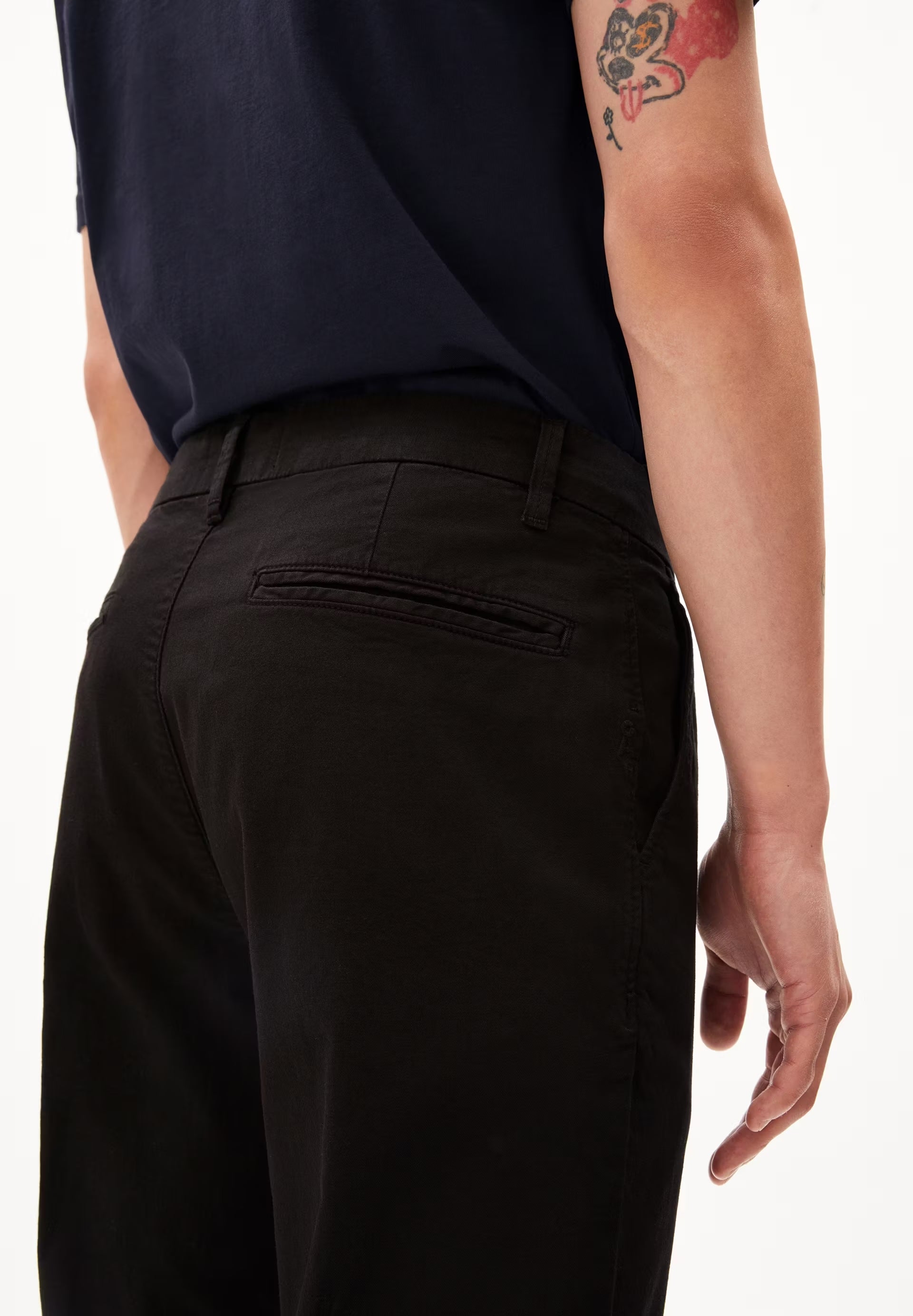 AATHAN IN BLACK – CHINO HOSE AUS BIO-BAUMWOLL MIX