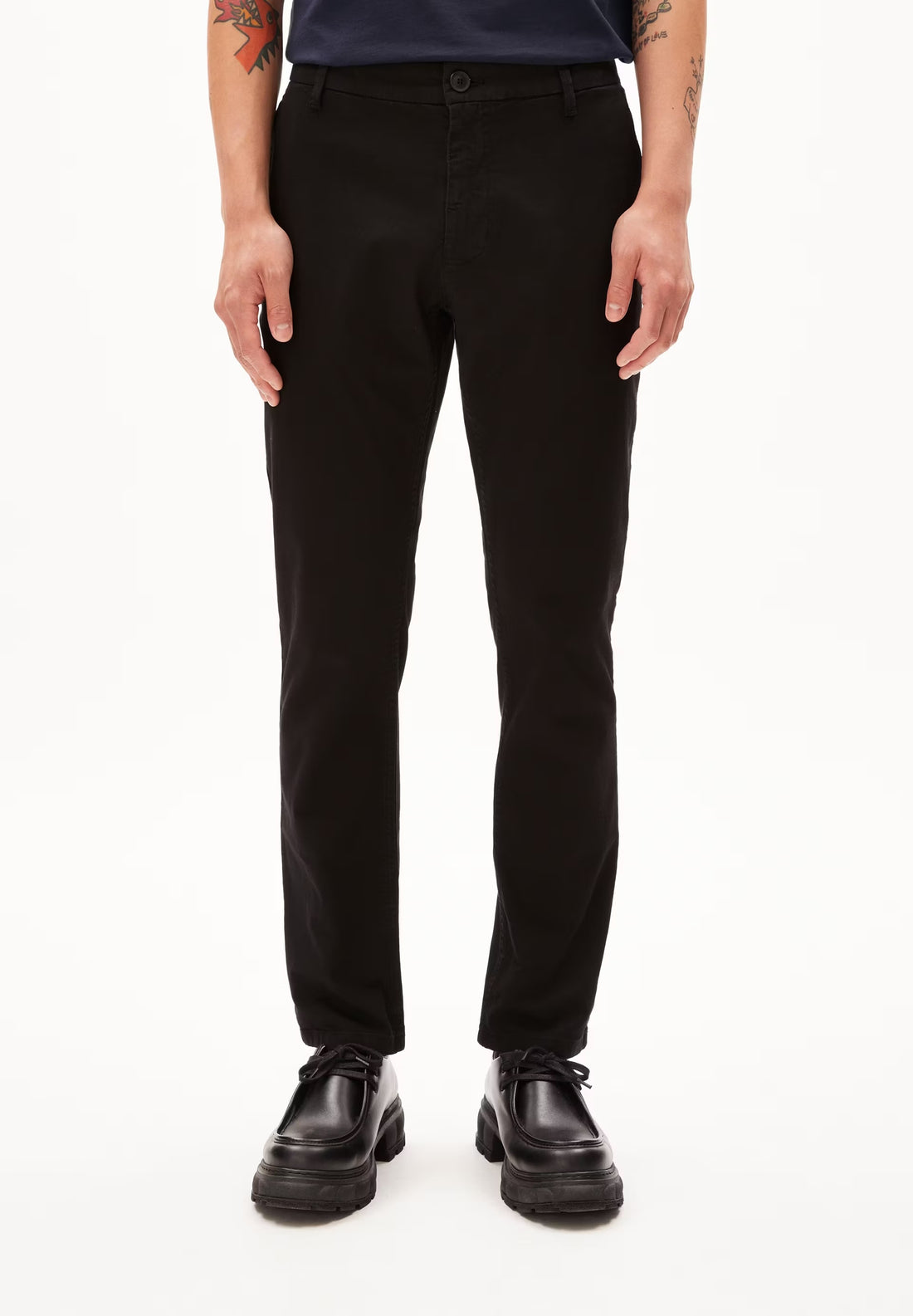 AATHAN IN BLACK – CHINO HOSE AUS BIO-BAUMWOLL MIX