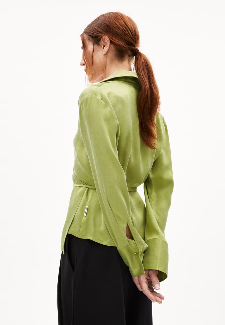 BEJURAA in new moss – BLUSE RELAXED FIT AUS TENCEL™ LYOCELL MIX