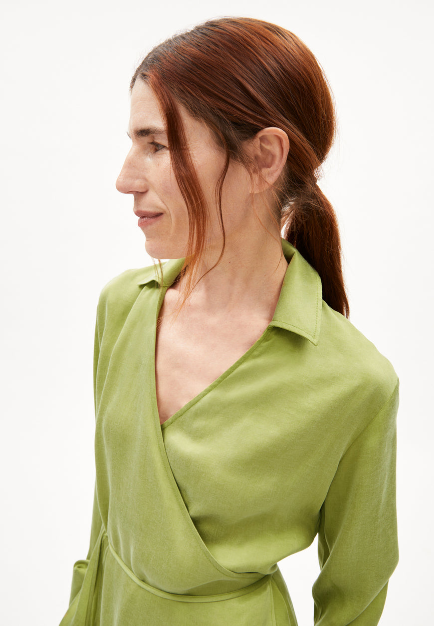 BEJURAA in new moss – BLUSE RELAXED FIT AUS TENCEL™ LYOCELL MIX