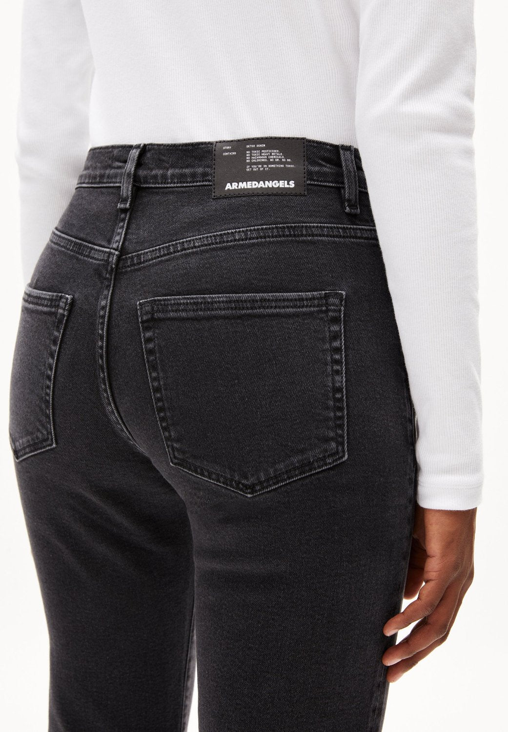 CARENAA in true ebony black – Klassische Jeans Straight Leg Mid Waist aus Bio-Baumwoll Mix