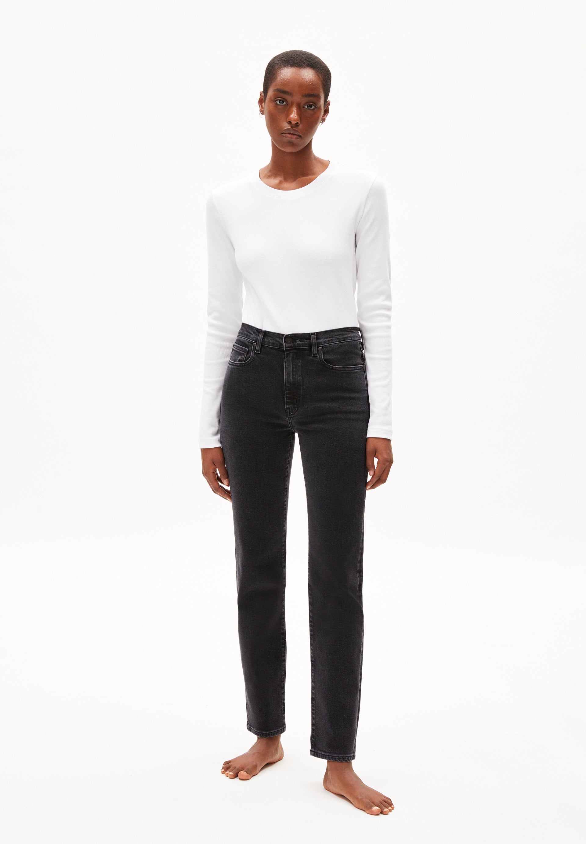 CARENAA in true ebony black – Klassische Jeans Straight Leg Mid Waist aus Bio-Baumwoll Mix