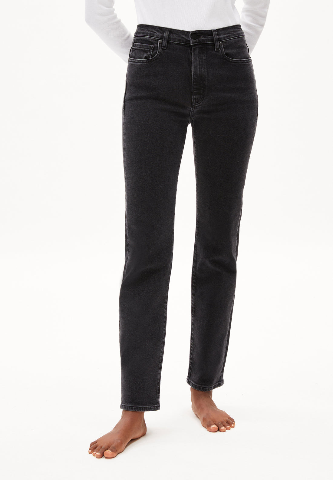 CARENAA in true ebony black – Klassische Jeans Straight Leg Mid Waist aus Bio-Baumwoll Mix
