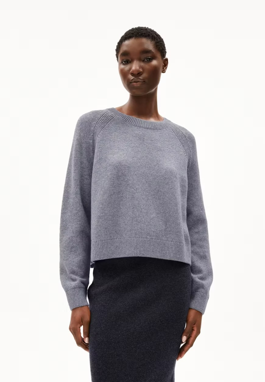 DILIRIAA REGLANA IN Light Grey Melange – PULLOVER LOOSE FIT AUS BIO-WOLL MIX