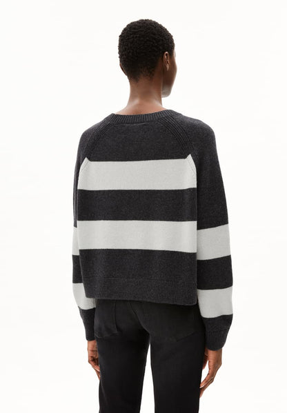 DILIRIAA STRIPES in steel melange-oatmilk – PULLOVER LOOSE FIT AUS BIO-WOLL MIX