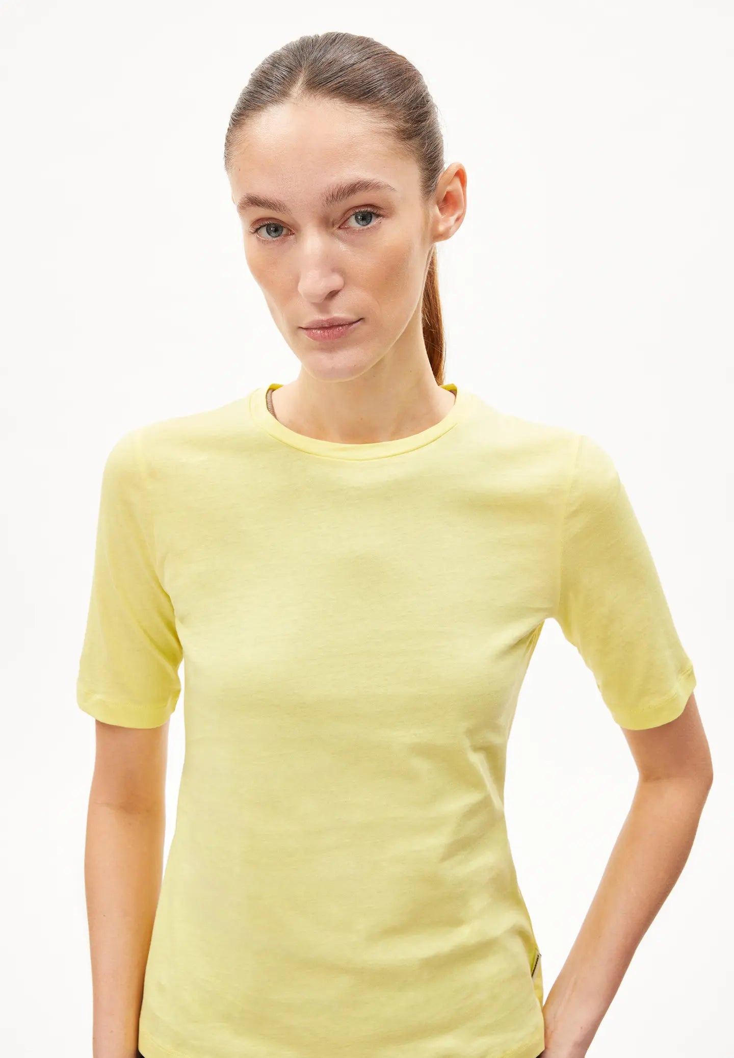 DONAAJI FEAATHER LIGHT in armedangels yellow light – T-Shirt Slim Fit aus Bio-Baumwolle