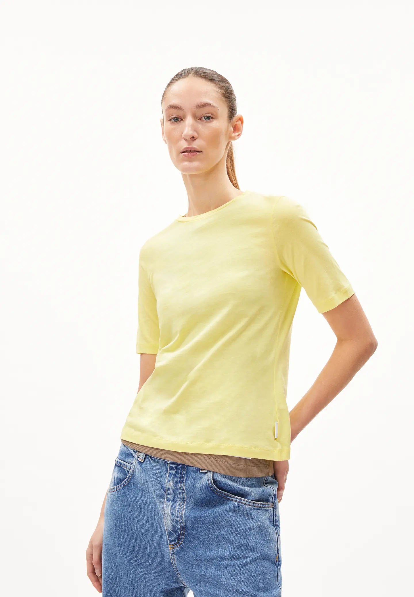 DONAAJI FEAATHER LIGHT in armedangels yellow light – T-Shirt Slim Fit aus Bio-Baumwolle