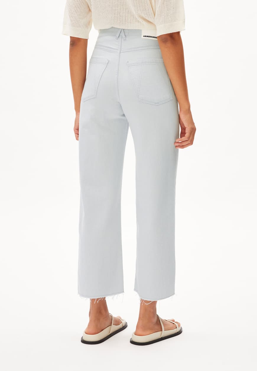 ENIJAA CROPPED IN BLUE WHITE – Denim High Waist Wide Leg aus Bio-Baumwoll Mix