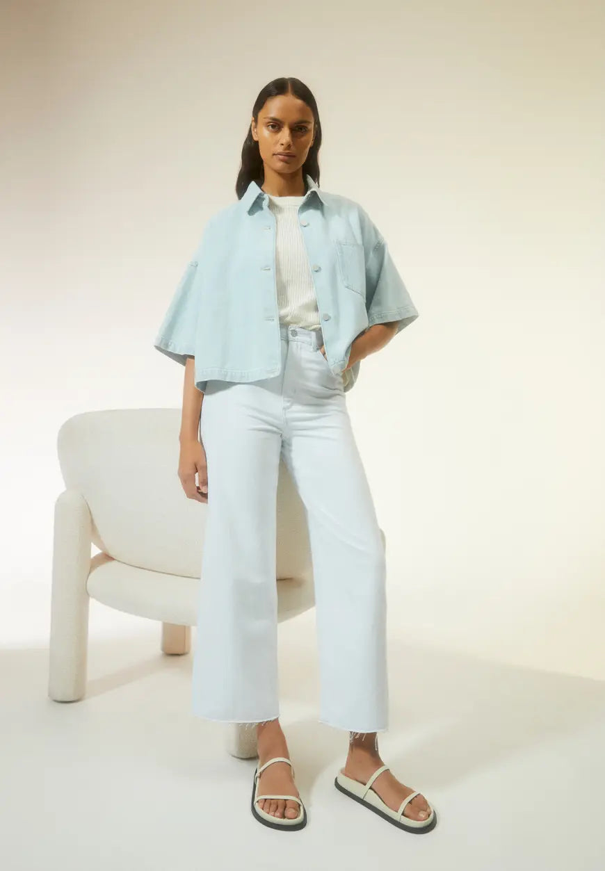 ENIJAA CROPPED IN BLUE WHITE – Denim High Waist Wide Leg aus Bio-Baumwoll Mix