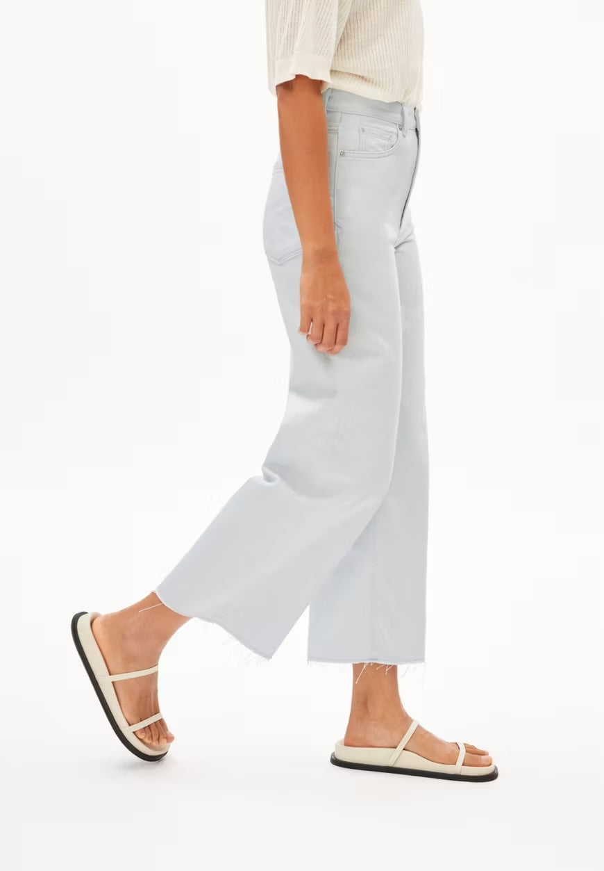 ENIJAA CROPPED IN BLUE WHITE – Denim High Waist Wide Leg aus Bio-Baumwoll Mix