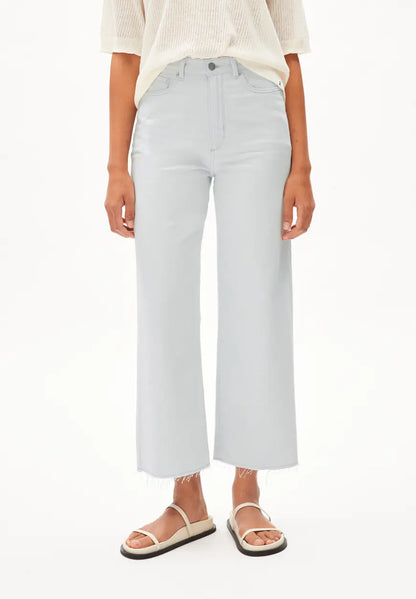 ENIJAA CROPPED IN BLUE WHITE – Denim High Waist Wide Leg aus Bio-Baumwoll Mix