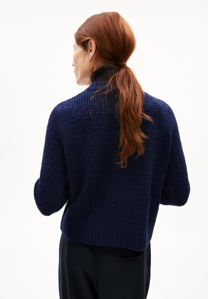 FABIOLAA IN DEEP SEA BLUE – PULLOVER REGULAR FIT AUS BIO-WOLL MIX