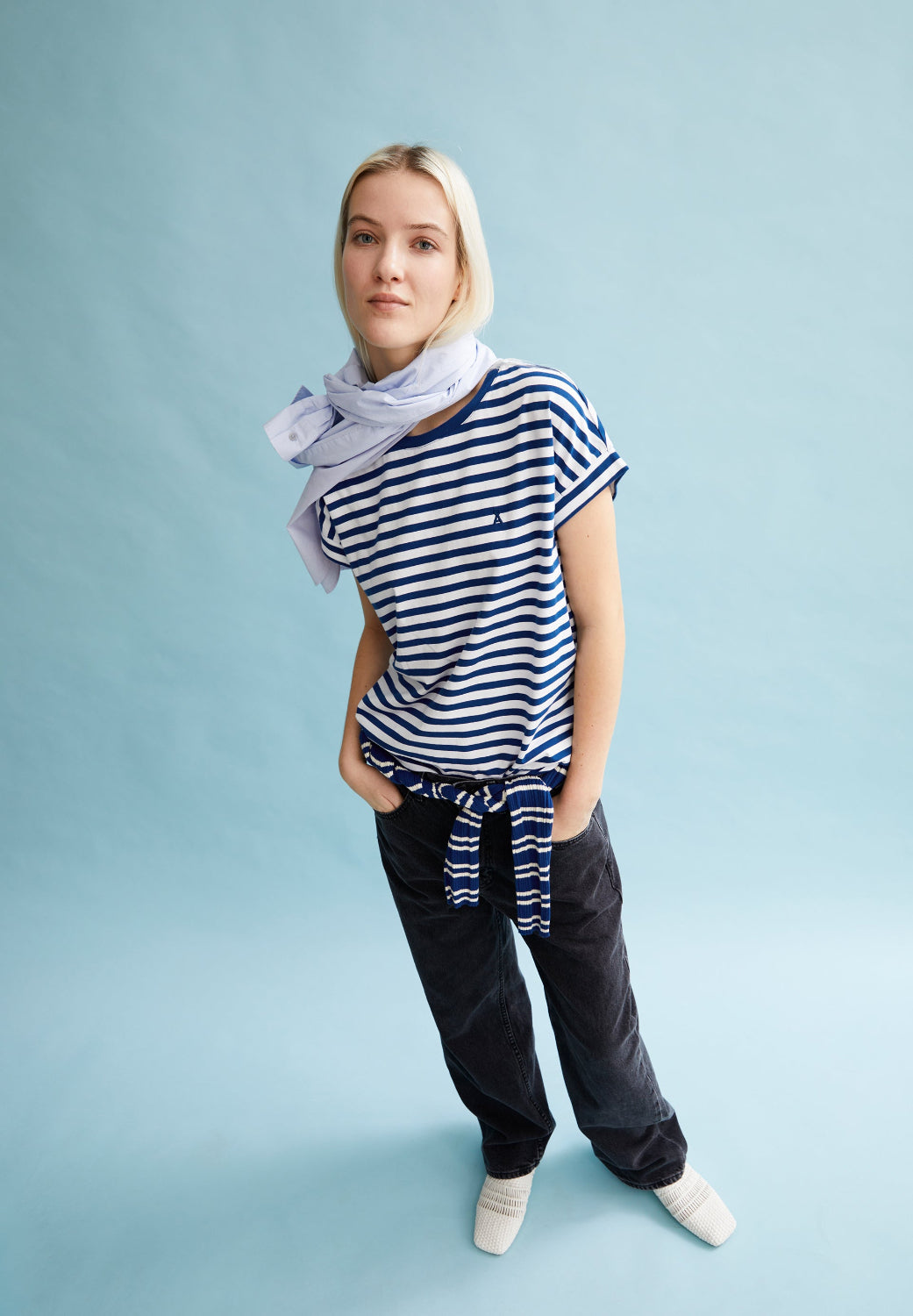 IDAARA STRIPES IN WHITE - LAPIS BLUE – T-SHIRT AUS BIO-BAUMWOLLE