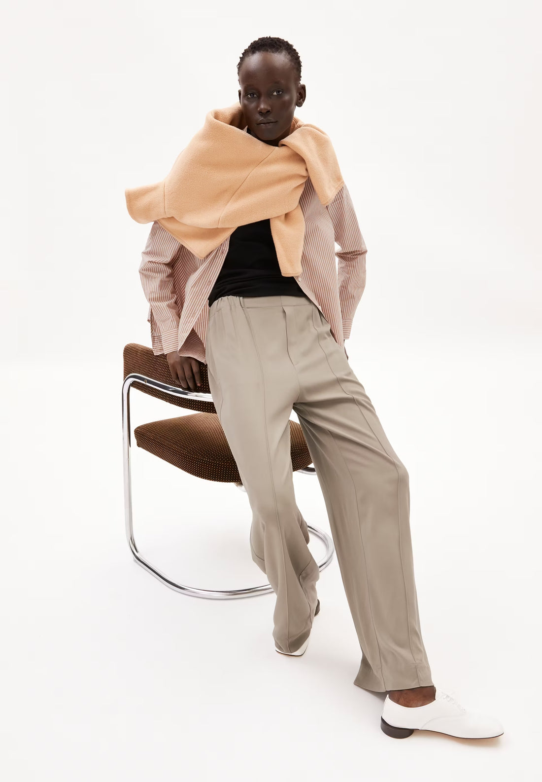 JONVAALIE IN SHIITAKE – WEBHOSE AUS LENZING™ ECOVERO™ VISKOSE