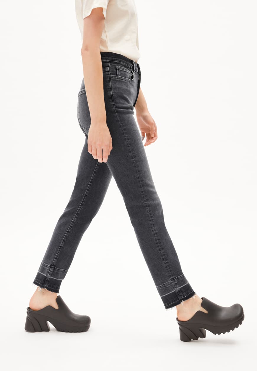 LEJAANI X DETAIL – Jeans Straight Leg High Waist aus Bio-Baumwoll Mix