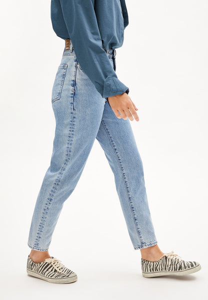 MAIRAA in fresh blue – MOM FIT HIGH WAIST DENIM AUS RECYCELTER BAUMWOLLE