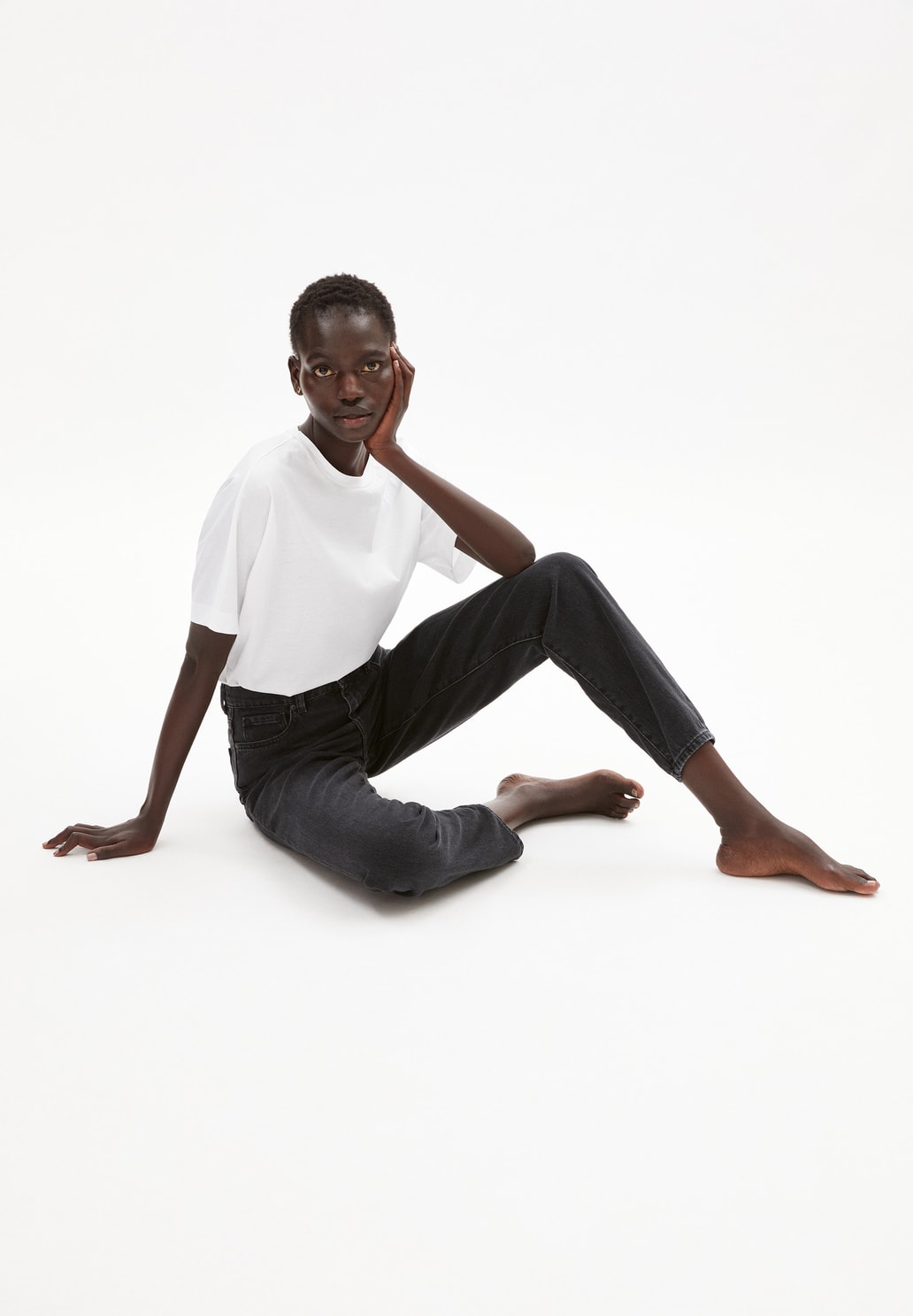 MAIRAA IN WASHED DOWN BLACK – MOM FIT HIGH WAIST AUS BIO-BAUMWOLLE