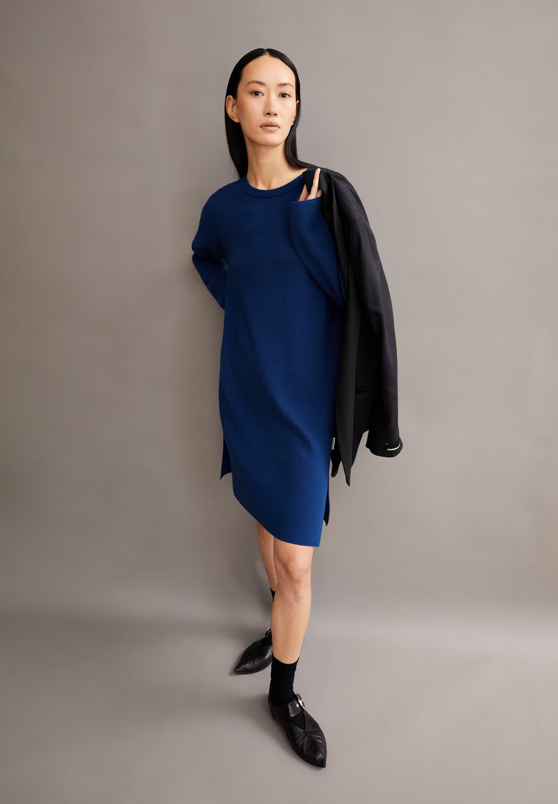 ROSANNIAAS IN FADED INDIGO – STRICKKLEID RELAXED FIT AUS BIO-BAUMWOLLE