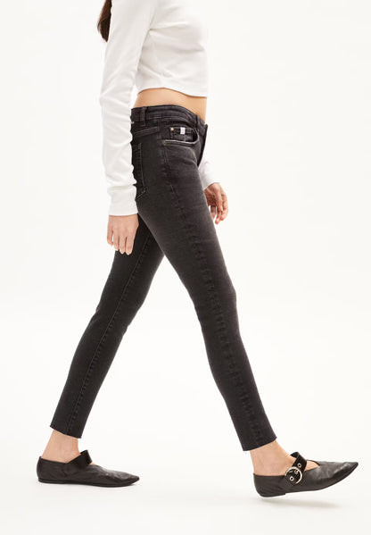 TAYNAA IN ONYX – SKINNY LEG MID WAIST AUS BIO-BAUMWOLL MIX