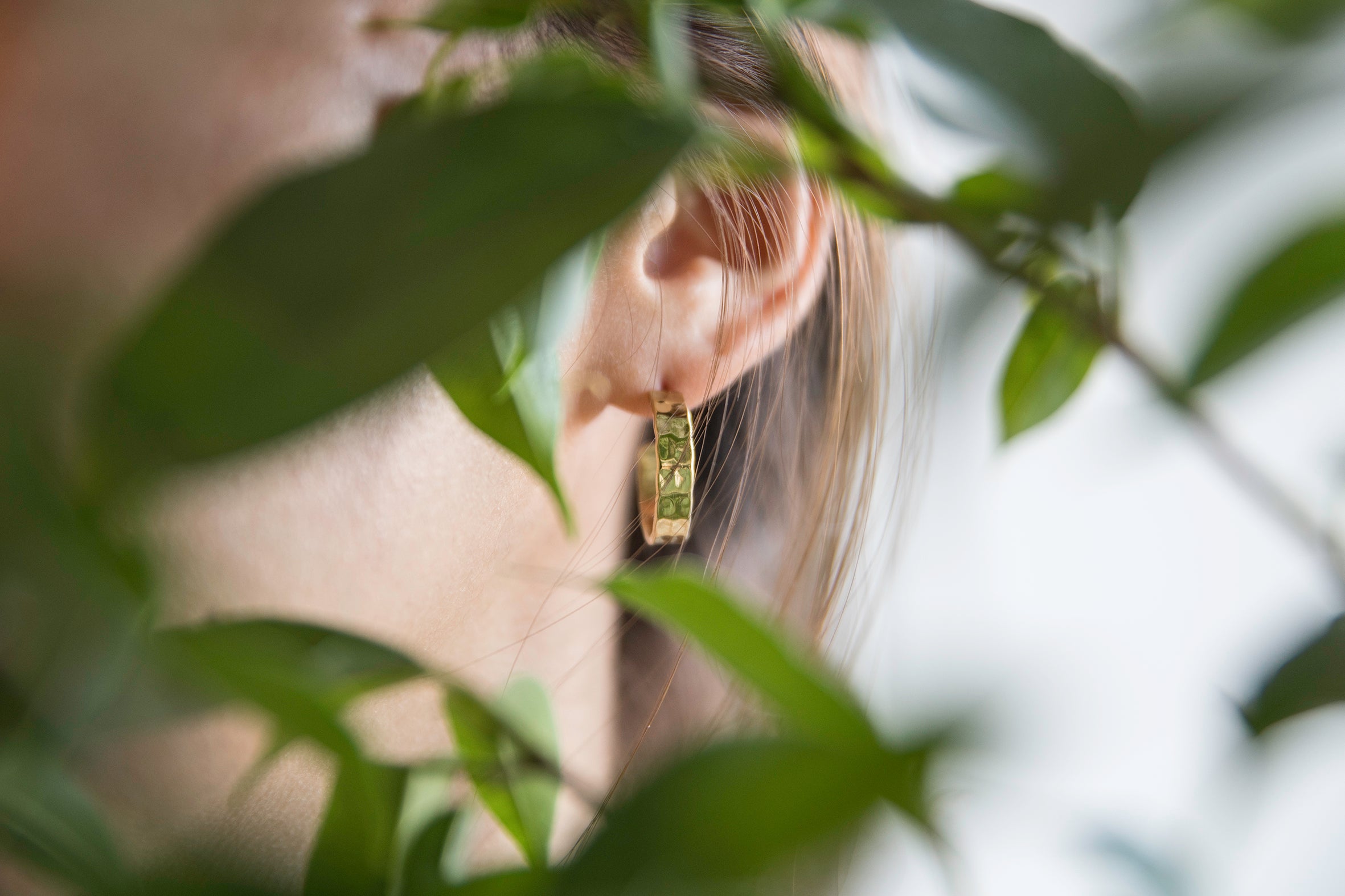 Hammered Hoops Ohrstecker Messing